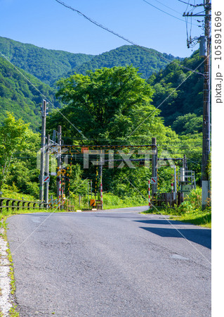 土合踏切 上越線 真夏の風景 みなかみ町 土合踏切 上越線 真夏の風景 みなかみ町 105891696