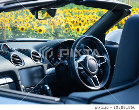 ひまわり畑と白いオープンカー（ポルシェ718ボクスター） 105891966