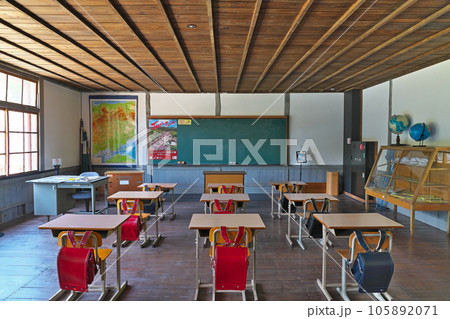 【吹屋ふるさと村 (旧吹屋小学校 教室)】 岡山県高梁市成羽町吹屋 105892071