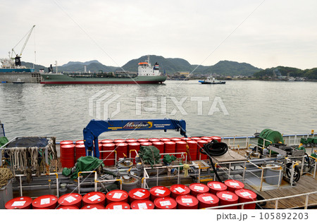 広島尾道港の風景 広島尾道港の風景 105892203