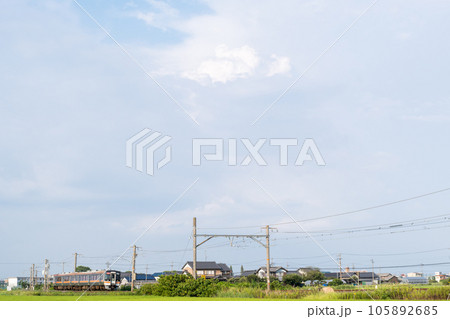 【関西本線】田園地帯を通過する快速みえ 105892685