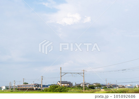 【関西本線】田園地帯を通過する快速みえ 105892686