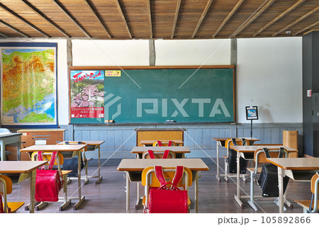 【吹屋ふるさと村 (旧吹屋小学校 教室)】 岡山県高梁市成羽町吹屋 105892866