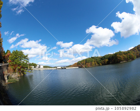 美しい湖と空 105892982