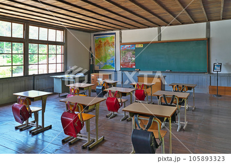 【吹屋ふるさと村 (旧吹屋小学校 教室)】 岡山県高梁市成羽町吹屋 105893323