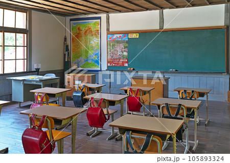 【吹屋ふるさと村 (旧吹屋小学校 教室)】 岡山県高梁市成羽町吹屋 105893324