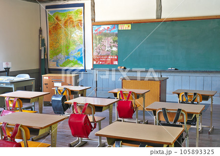 【吹屋ふるさと村 (旧吹屋小学校 教室)】 岡山県高梁市成羽町吹屋 【吹屋ふるさと村 (旧吹屋小学校 教室)】 岡山県高梁市成羽町吹屋 105893325