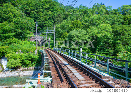 鉄橋　湯檜曽川　上越線　真夏の風景　みなかみ町　　 105893419