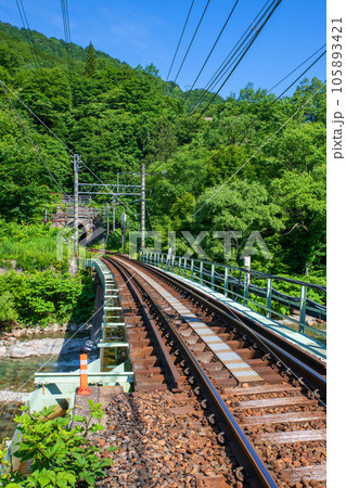鉄橋　湯檜曽川　上越線　真夏の風景　みなかみ町　　 105893421