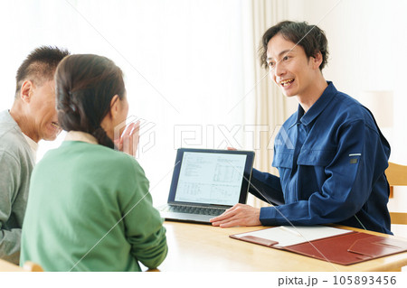 見積もりを見せる作業員 見積もりを見せる作業員 105893456