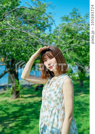 日差しを気にする若い女性 日差しを気にする若い女性 105893724
