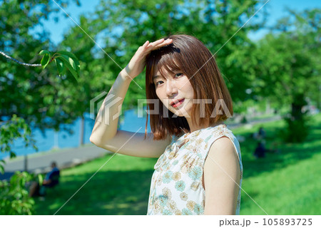 日差しを気にする若い女性 105893725