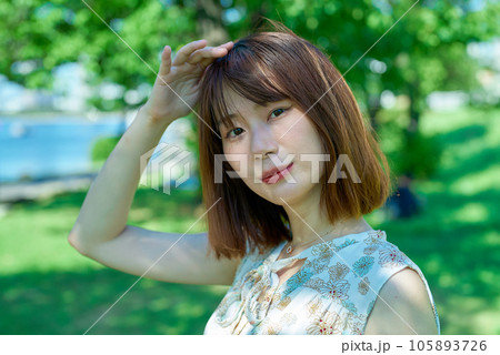 日差しを気にする若い女性 105893726