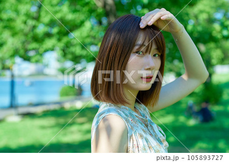 日差しを気にする若い女性 105893727