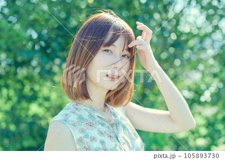 日差しを気にする若い女性 日差しを気にする若い女性 105893730