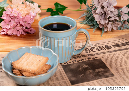 コーヒーとビスケット、秋の紫陽花と蔓性植物を添えて コーヒーとビスケット、秋の紫陽花と蔓性植物を添えて 105893793
