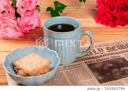 コーヒーとビスケット、バラと蔓性植物を添えて コーヒーとビスケット、バラと蔓性植物を添えて 105893794