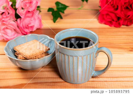 コーヒーとビスケット、バラと蔓性植物を添えて 105893795