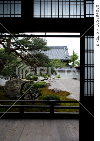 南禅寺の和室からの日本庭園 105894080