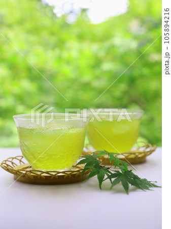 冷茶(緑茶・夏イメージ・縦構図) 冷茶(緑茶・夏イメージ・縦構図) 105894216