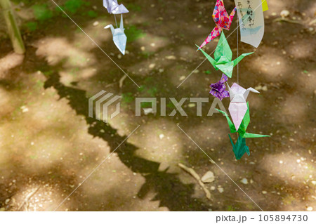 深大寺・深沙堂に飾られている折り鶴 105894730