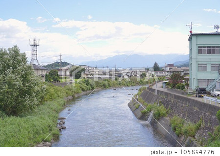 辰野町を流れる天竜川 105894776