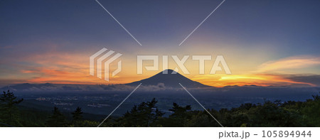 足柄峠からの富士山夕日 パノラマ 足柄峠からの富士山夕日 パノラマ 105894944