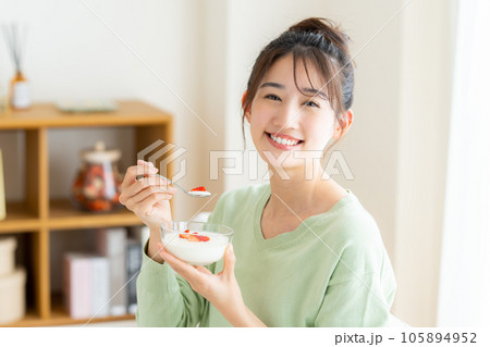 ヨーグルトを食べる若い女性 105894952