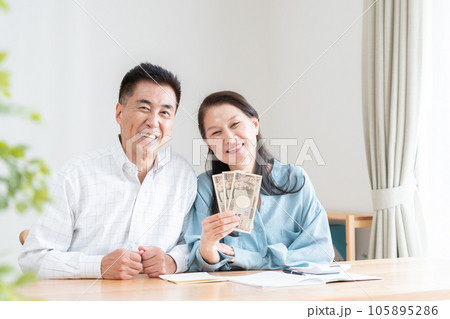 お金を持つシニア夫婦 お金を持つシニア夫婦 105895286