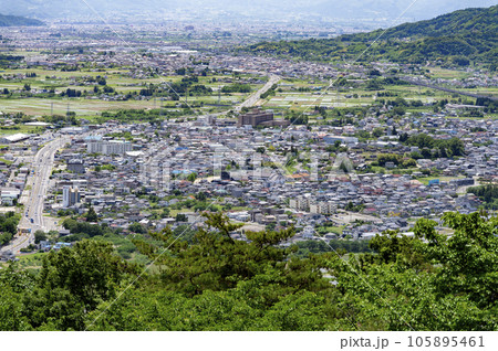郊外の住宅地と田園風景 郊外の住宅地と田園風景 105895461