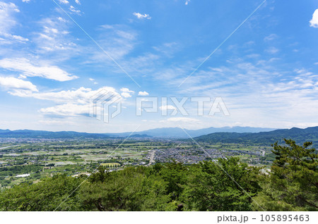 郊外の住宅地と田園風景 郊外の住宅地と田園風景 105895463
