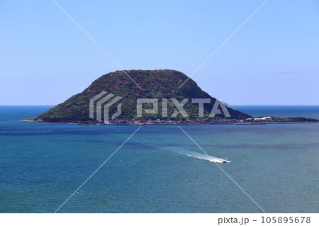 宝当神社で有名な唐津湾の高島と出港した定期船（佐賀県 唐津市） 105895678