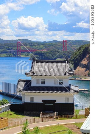 平戸城から眺める見奏櫓と平戸大橋 平戸城から眺める見奏櫓と平戸大橋 105895682