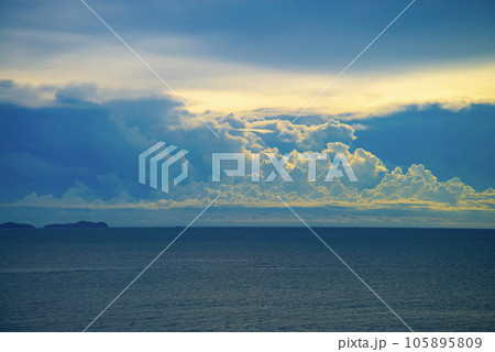 南国の夕景の海 南国の夕景の海 105895809