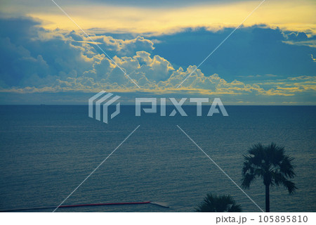 南国の夕景の海 南国の夕景の海 105895810