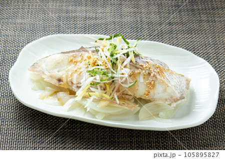 鯛の中華風蒸し魚。 鯛の中華風蒸し魚。 105895827