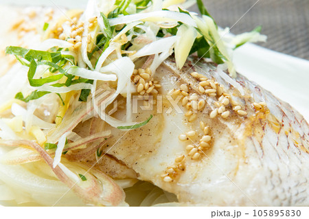 鯛の中華風蒸し魚のアップ。 105895830