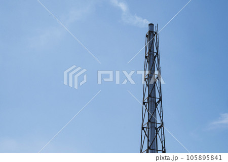 銭湯の煙突と青空 105895841