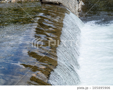 夏(8月)の千種川。兵庫県佐用郡佐用町内。 105895906