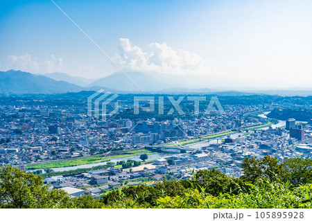 岡山県津山市 神南備山展望台から見渡す津山の街並み 岡山県津山市 神南備山展望台から見渡す津山の街並み 105895928
