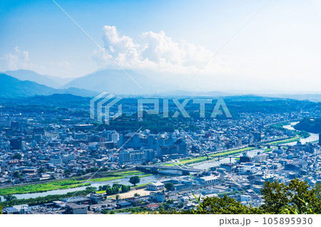 岡山県津山市　神南備山展望台から見渡す津山の街並み 105895930