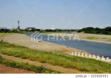 相模川厚木市あゆみ橋上流の初夏のアユ釣り風景 105896491