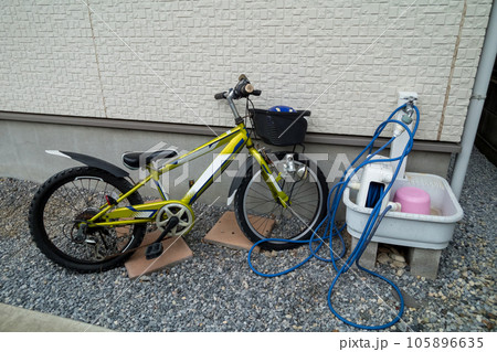 庭に置かれた子供用自転車 105896635