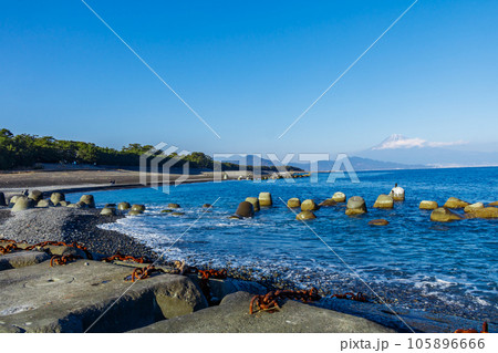 【静岡の景観】三保の松原と富士山 105896666