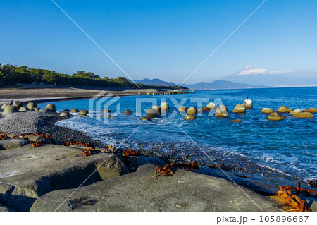 【静岡の景観】三保の松原と富士山 105896667