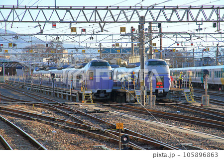 松本車両センターのE351系スーパーあずさ　2017年12月22日 105896863