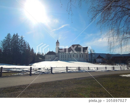 太陽の光を浴びるヴィース巡礼教会 105897027
