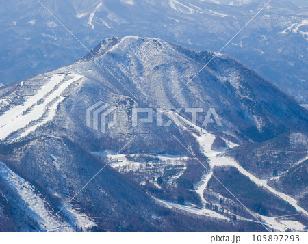 上空から見る雪に覆われた高社山 (竜王スキーパーク・ソラテラスから撮影) 上空から見る雪に覆われた高社山 (竜王スキーパーク・ソラテラスから撮影) 105897293