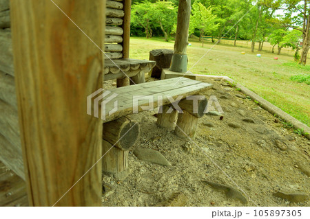 公園内の休憩所　東屋　日陰 105897305