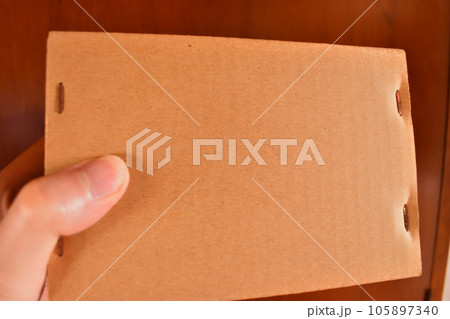 左手で小さい箱を持つ　確認 105897340